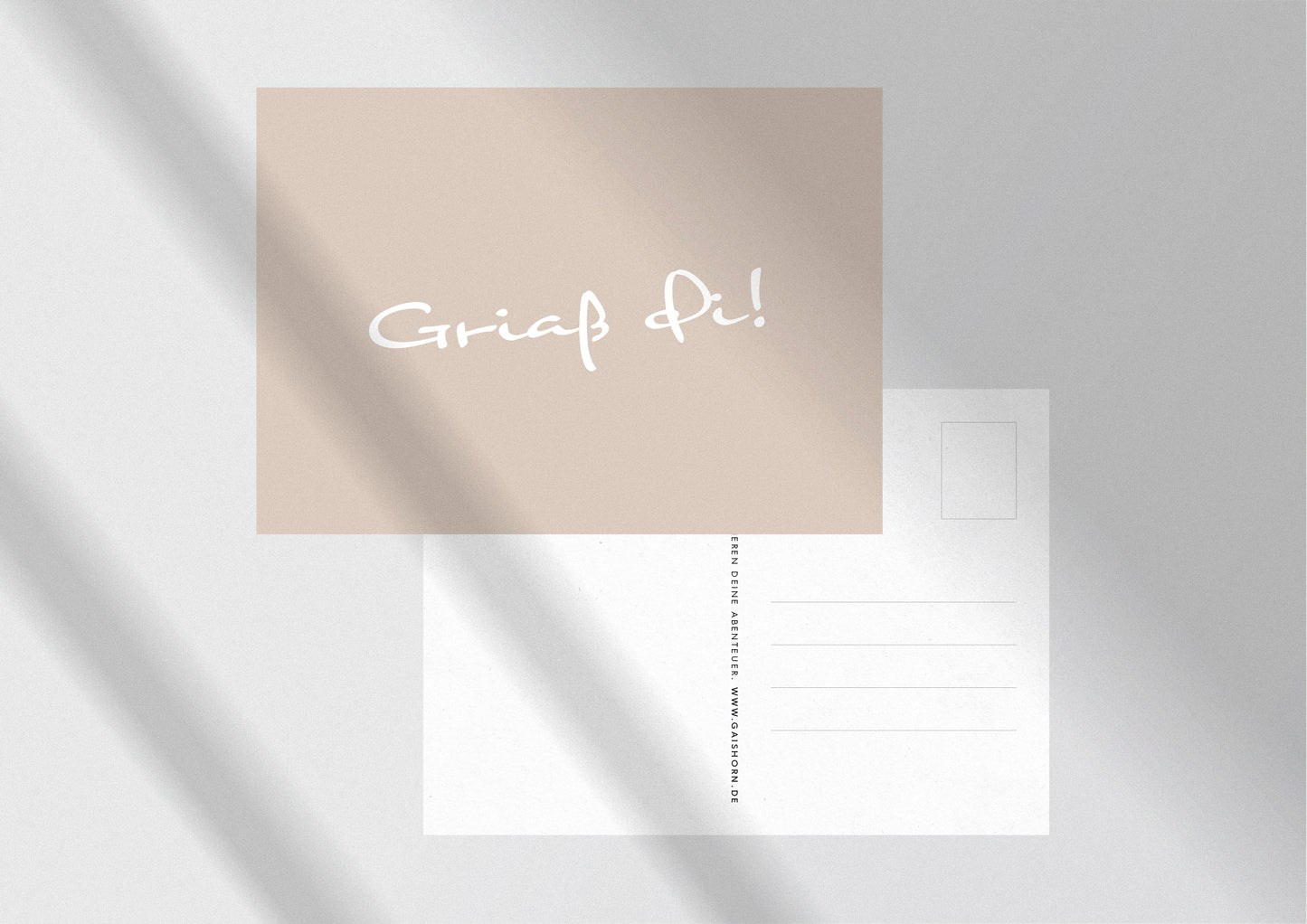 Hochwertig und nachhaltig produzierte Postkarte auf 400 g/m² Kraftpapier, mit dem Zitat "Griaß di". So bleiben Deine Grüße ganz sicher in bleibender Erinnerung.