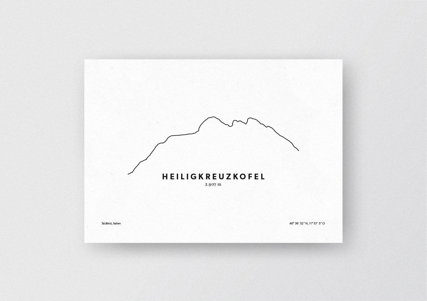 Minimalistische Illustration des Heiligkreuzkofel in der Fanesgruppe in den Dolomiten, als stilvoller Einrichtungsgegenstand für Zuhause.
