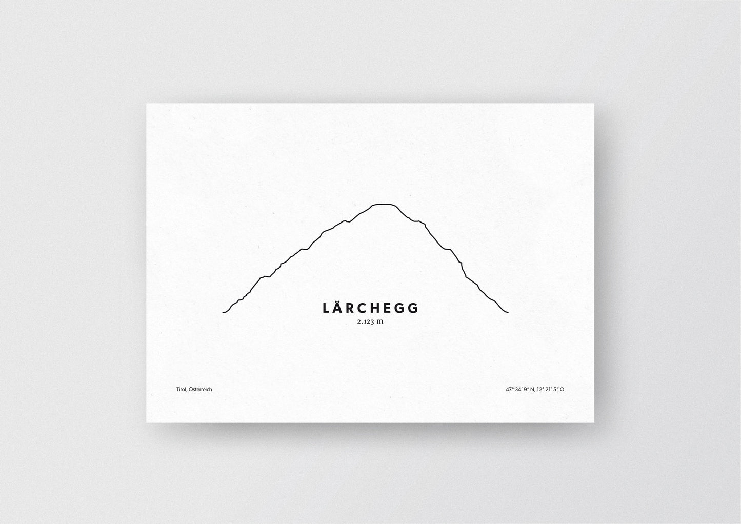 Minimalistische Illustration des Lärchegg, einem Berg im Kaisergebirge in Tirol, als stilvoller Einrichtungsgegenstand für Zuhause.