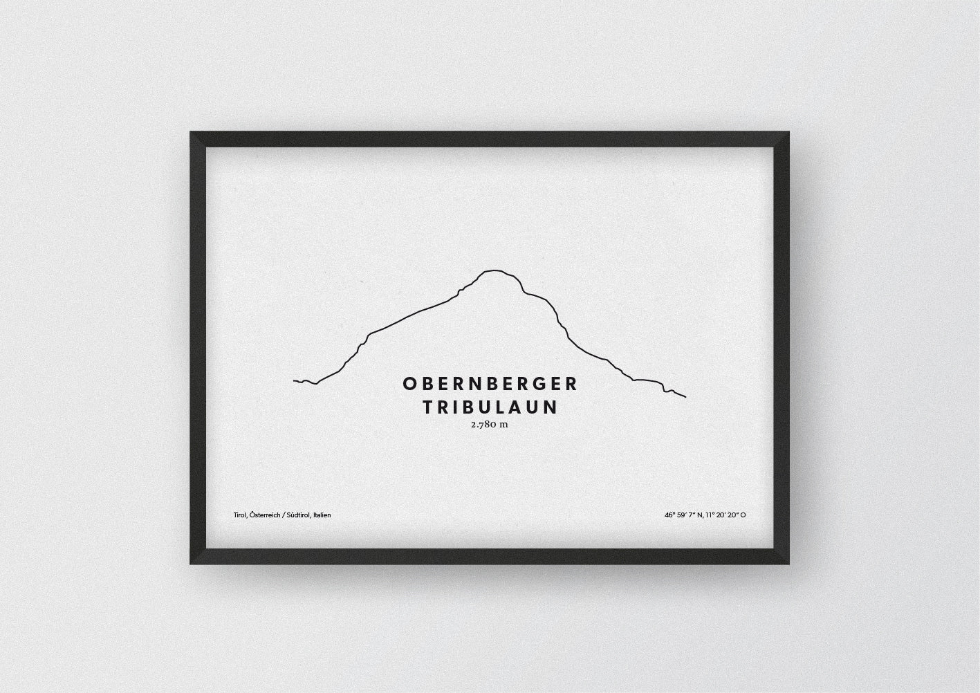 Minimalistische Illustration des Obernberger Tribulaunr, einem Berg in den Stubaier Alpen in Tirol, als stilvoller Einrichtungsgegenstand für Zuhause.