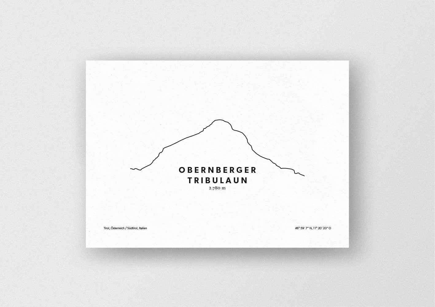 Minimalistische Illustration des Obernberger Tribulaunr, einem Berg in den Stubaier Alpen in Tirol, als stilvoller Einrichtungsgegenstand für Zuhause.
