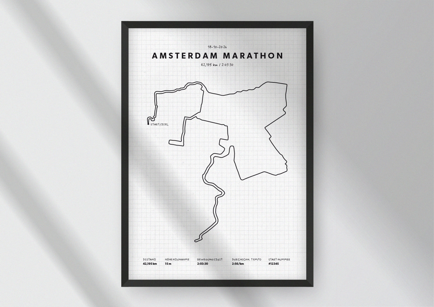 Unsere minimalistische Illustration Deines Amsterdam Marathons, ist die perfekte Erinnerung an ein sportliches Highlight und ein stilvoller Einrichtungsgegenstand für die heimischen Wände oder das ideale Geschenk für alle Läufer.