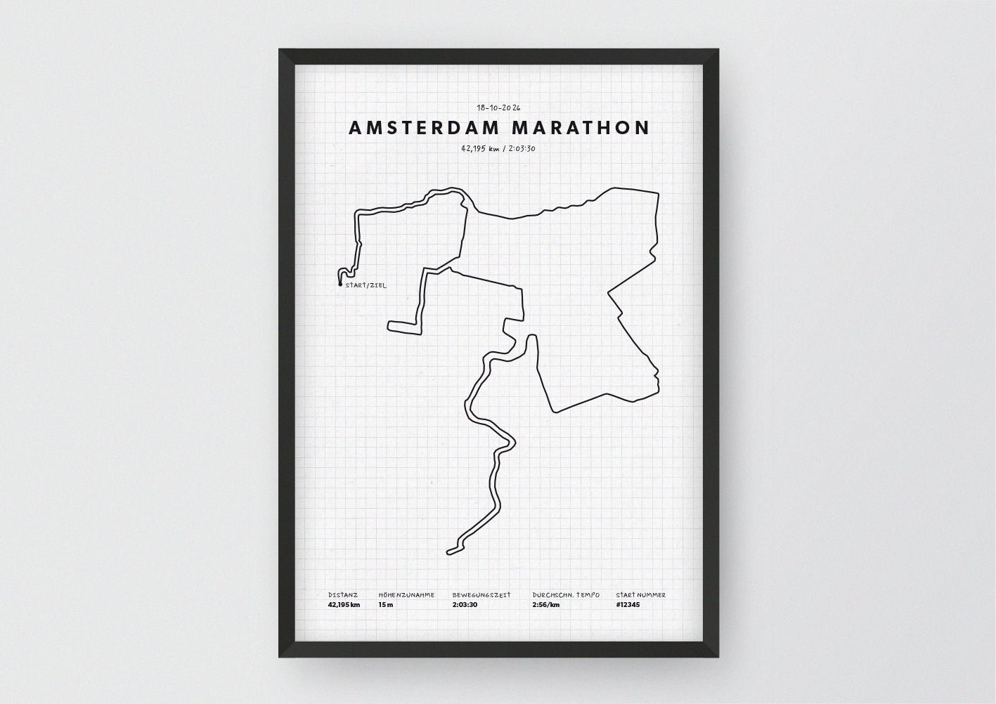 Unsere minimalistische Illustration Deines Amsterdam Marathons, ist die perfekte Erinnerung an ein sportliches Highlight und ein stilvoller Einrichtungsgegenstand für die heimischen Wände oder das ideale Geschenk für alle Läufer.