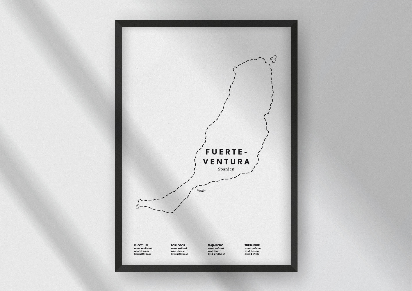 Minimalistische Illustration der Karte von Fuerteventura, mit Markierung der Küste sowie vier Surfhotspots der Region, als stilvoller Einrichtungsgegenstand für Zuhause.