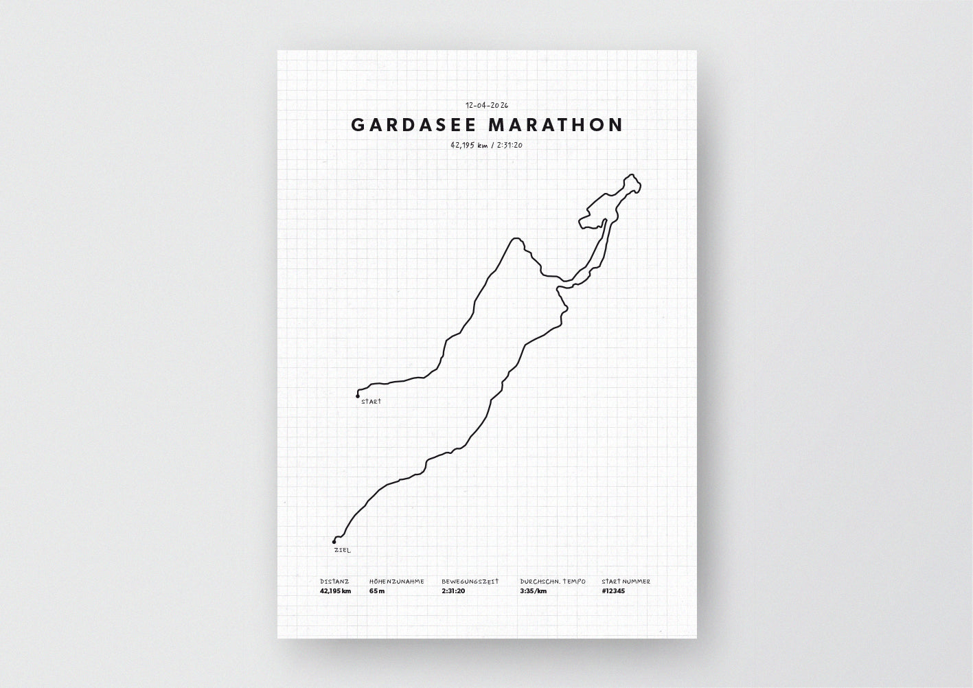 Unsere minimalistische Illustration Deines Gardasee Marathons, ist die perfekte Erinnerung an ein sportliches Highlight und ein stilvoller Einrichtungsgegenstand für die heimischen Wände oder das ideale Geschenk für alle Läufer.