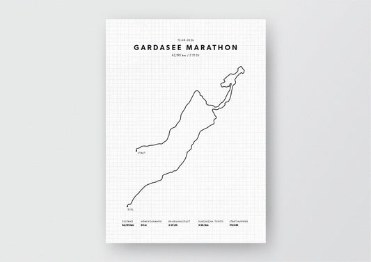 Unsere minimalistische Illustration Deines Gardasee Marathons, ist die perfekte Erinnerung an ein sportliches Highlight und ein stilvoller Einrichtungsgegenstand für die heimischen Wände oder das ideale Geschenk für alle Läufer.