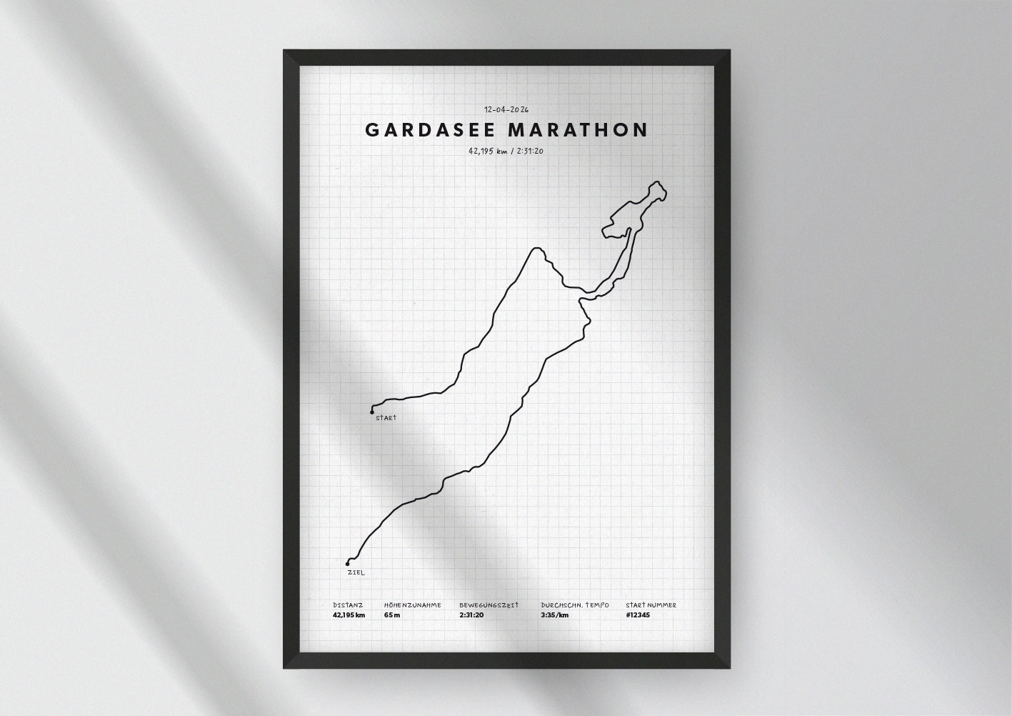 Unsere minimalistische Illustration Deines Gardasee Marathons, ist die perfekte Erinnerung an ein sportliches Highlight und ein stilvoller Einrichtungsgegenstand für die heimischen Wände oder das ideale Geschenk für alle Läufer.