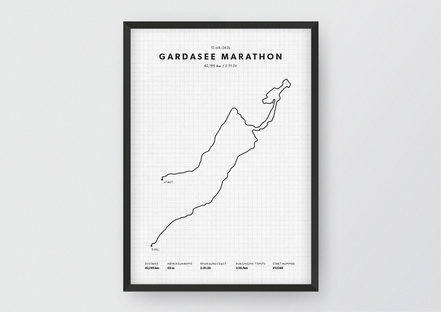 Unsere minimalistische Illustration Deines Gardasee Marathons, ist die perfekte Erinnerung an ein sportliches Highlight und ein stilvoller Einrichtungsgegenstand für die heimischen Wände oder das ideale Geschenk für alle Läufer.