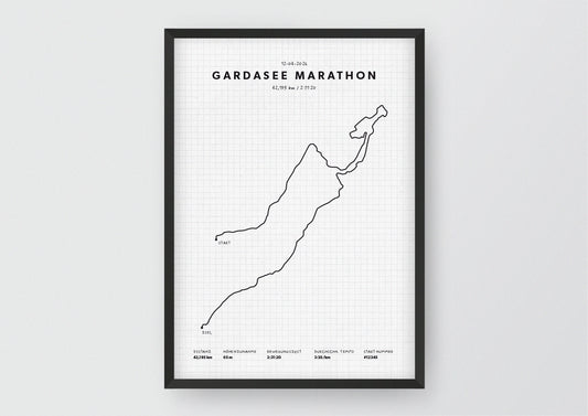 Unsere minimalistische Illustration Deines Gardasee Marathons, ist die perfekte Erinnerung an ein sportliches Highlight und ein stilvoller Einrichtungsgegenstand für die heimischen Wände oder das ideale Geschenk für alle Läufer.