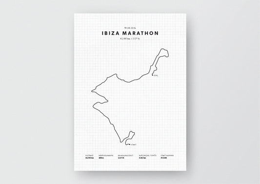 Unsere minimalistische Illustration Deines Ibiza Marathons, ist die perfekte Erinnerung an ein sportliches Highlight und ein stilvoller Einrichtungsgegenstand für die heimischen Wände oder das ideale Geschenk für alle Läufer.