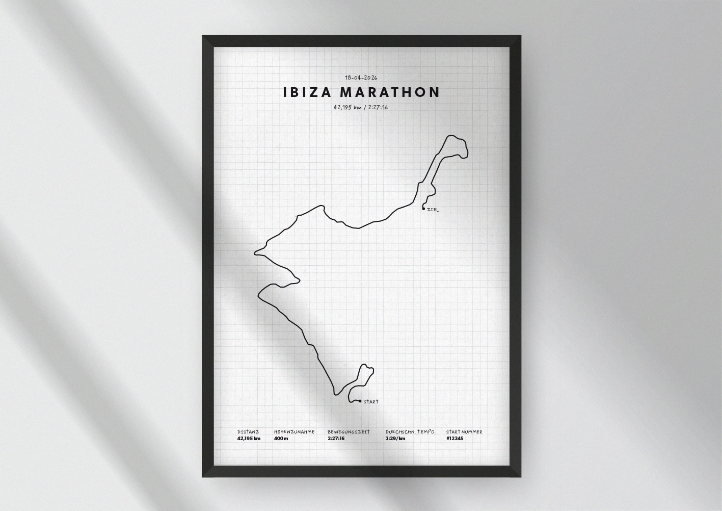 Unsere minimalistische Illustration Deines Ibiza Marathons, ist die perfekte Erinnerung an ein sportliches Highlight und ein stilvoller Einrichtungsgegenstand für die heimischen Wände oder das ideale Geschenk für alle Läufer.