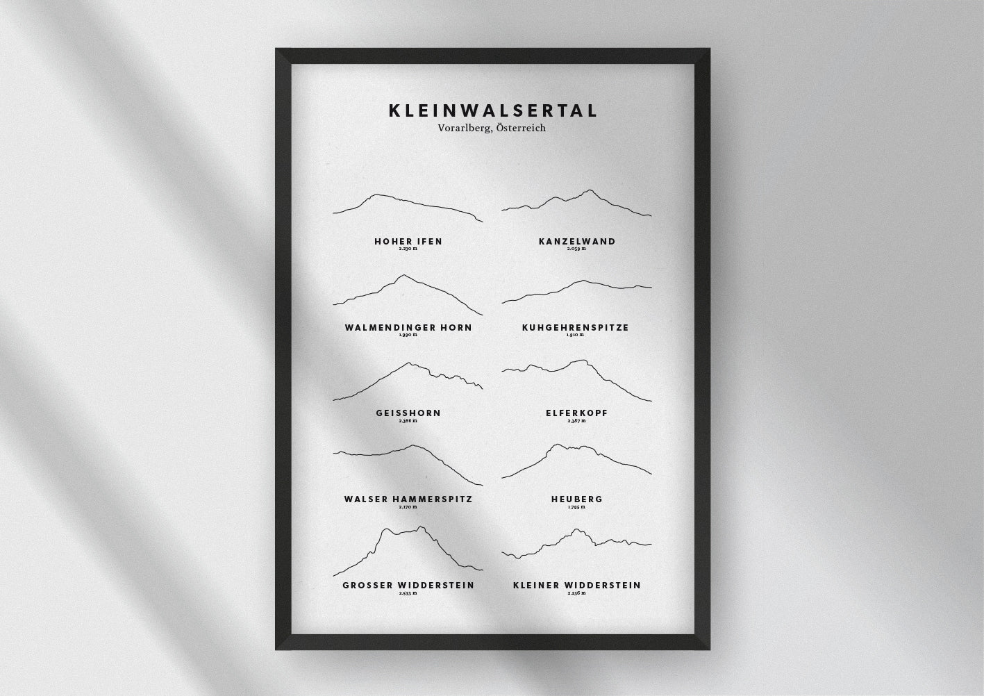 Minimalistische Illustration der Berge des Kleinwalsertals, als stilvoller Einrichtungsgegenstand für Zuhause.