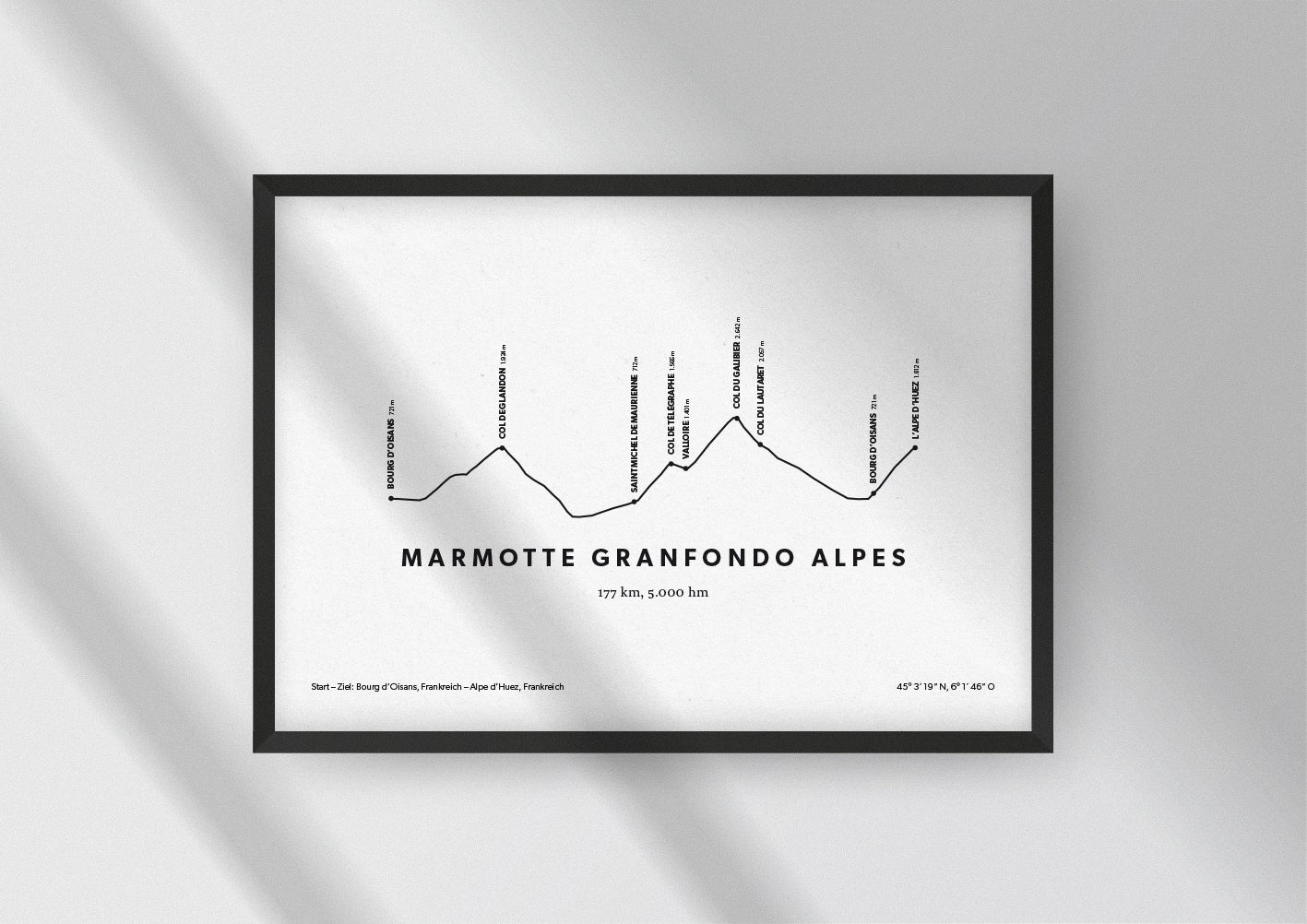 Minimalistische Illustration des Marmotte Granfondo Alpes, einem der schönsten Rad-Marathons in den Alpen, als stilvoller Einrichtungsgegenstand für Zuhause.