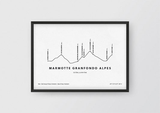 Minimalistische Illustration des Marmotte Granfondo Alpes, einem der schönsten Rad-Marathons in den Alpen, als stilvoller Einrichtungsgegenstand für Zuhause.