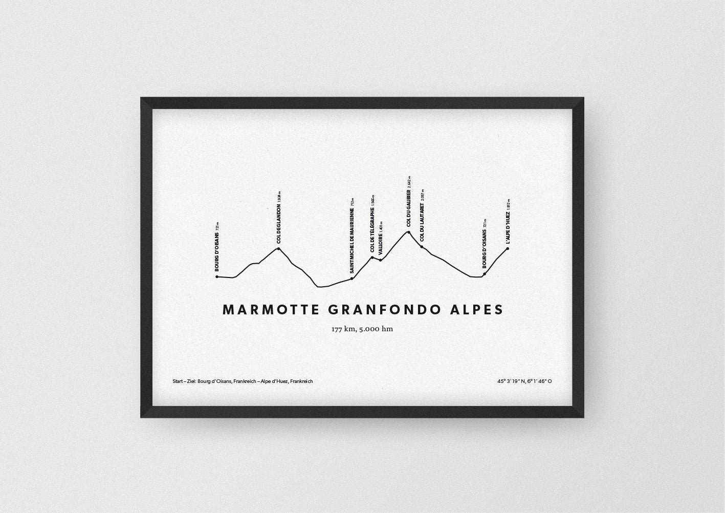 Minimalistische Illustration des Marmotte Granfondo Alpes, einem der schönsten Rad-Marathons in den Alpen, als stilvoller Einrichtungsgegenstand für Zuhause.