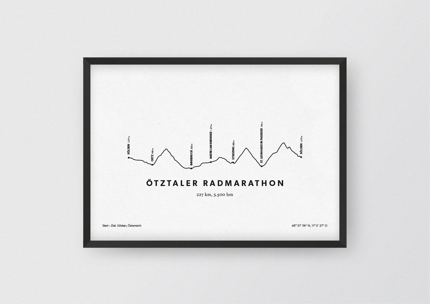 Minimalistische Illustration des Ötztaler Radmarathons, einem der schönsten Rad-Marathons in den Alpen, als stilvoller Einrichtungsgegenstand für Zuhause.