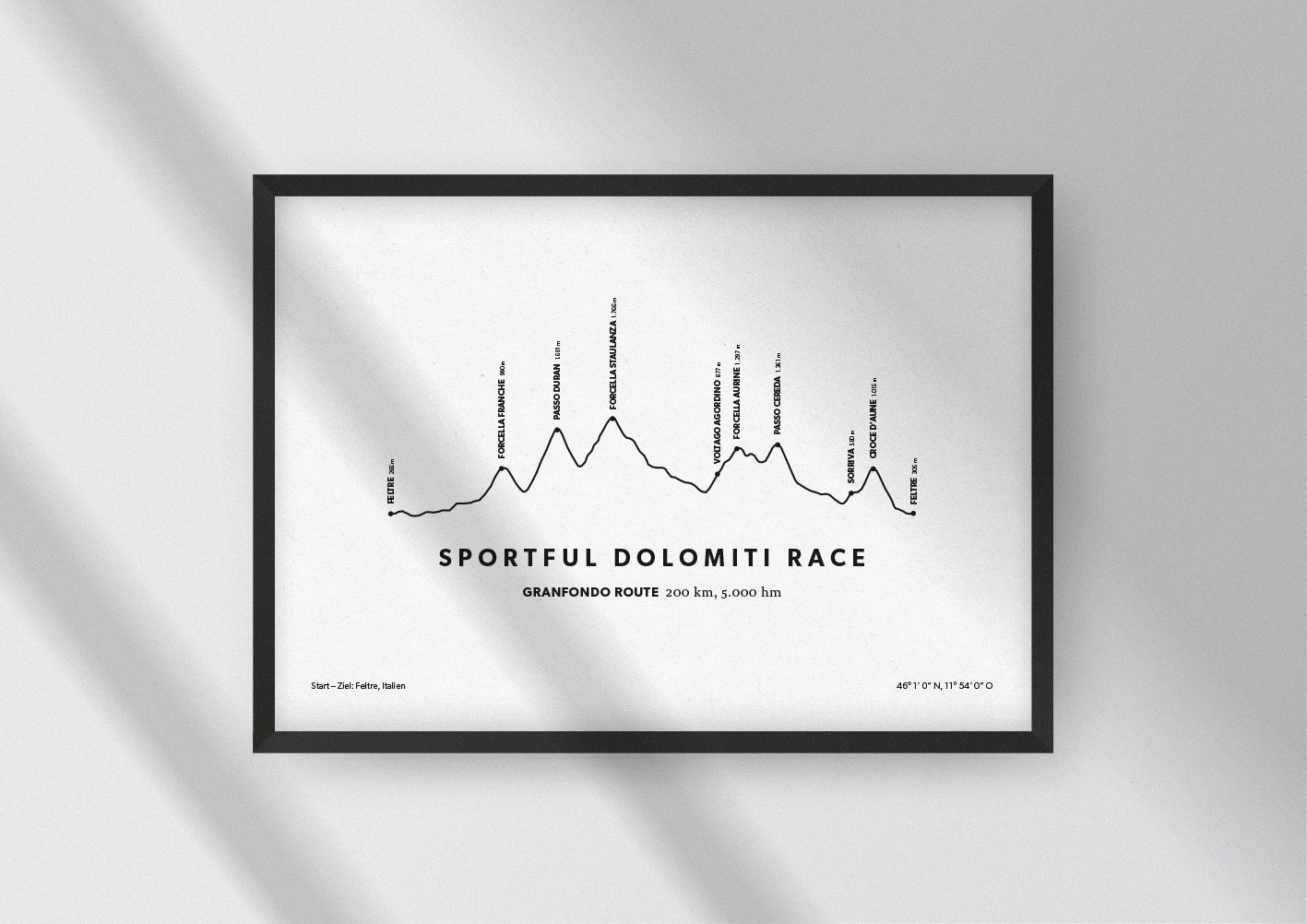 Minimalistische Illustration des Sportful Dolomiti Race, einem der schönsten Rad-Marathons in den Alpen, als stilvoller Einrichtungsgegenstand für Zuhause. Granfondo Route