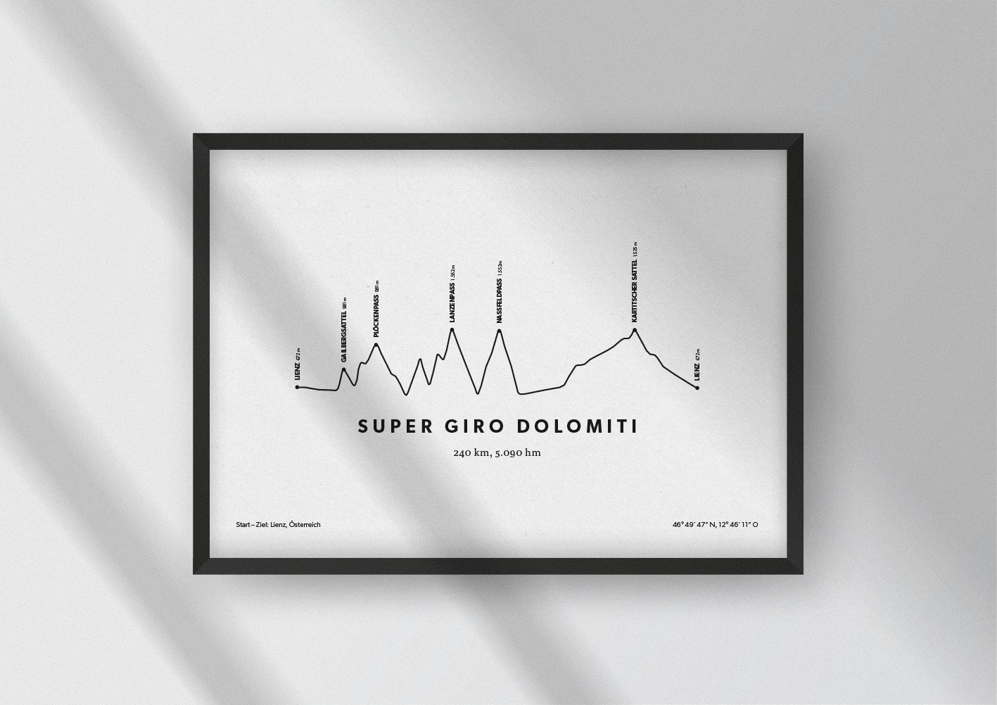 Minimalistische Illustration des Super Giro Dolomiti, einem der schönsten Rad-Marathons in den Alpen, als stilvoller Einrichtungsgegenstand für Zuhause.