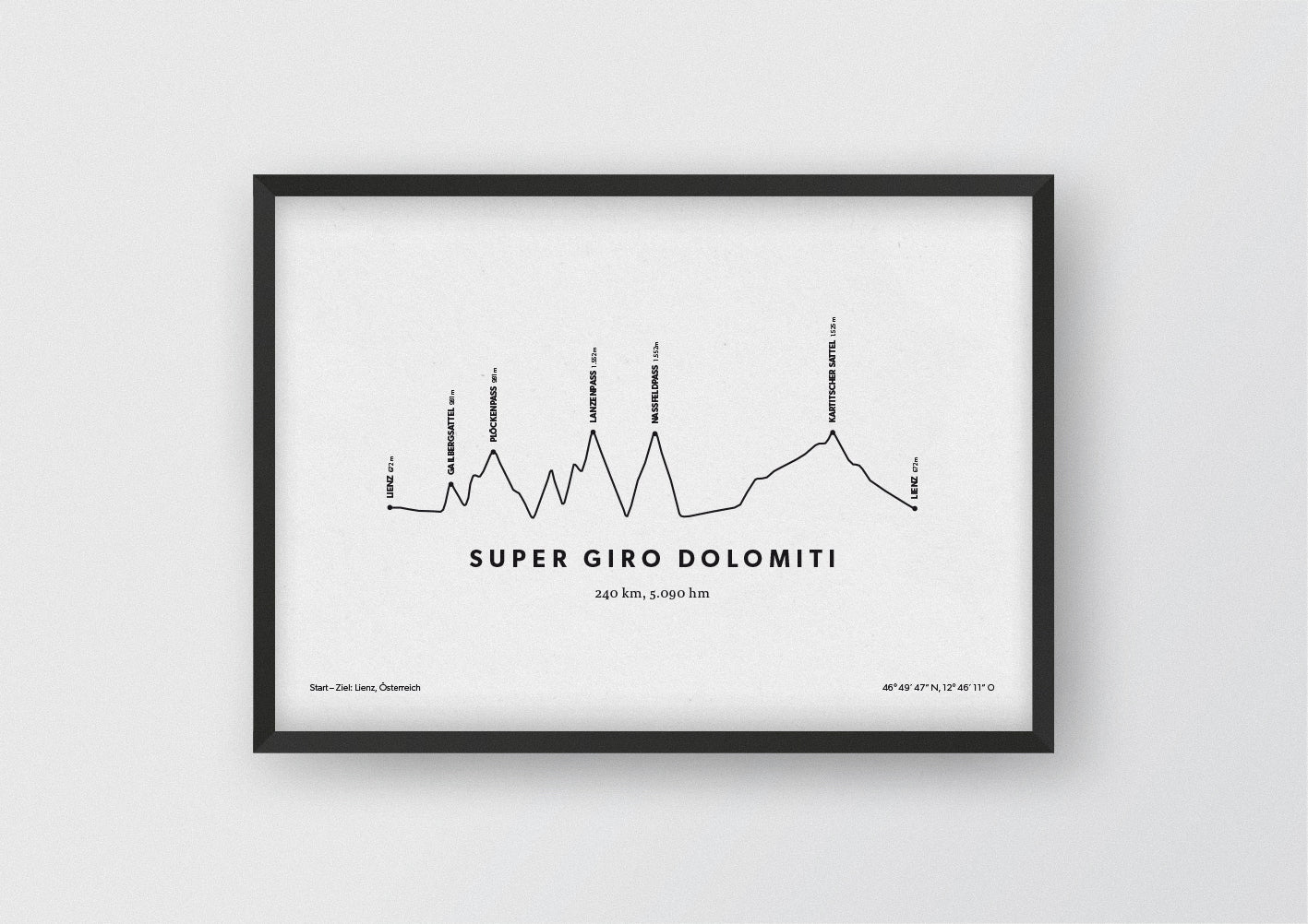 Minimalistische Illustration des Super Giro Dolomiti, einem der schönsten Rad-Marathons in den Alpen, als stilvoller Einrichtungsgegenstand für Zuhause.