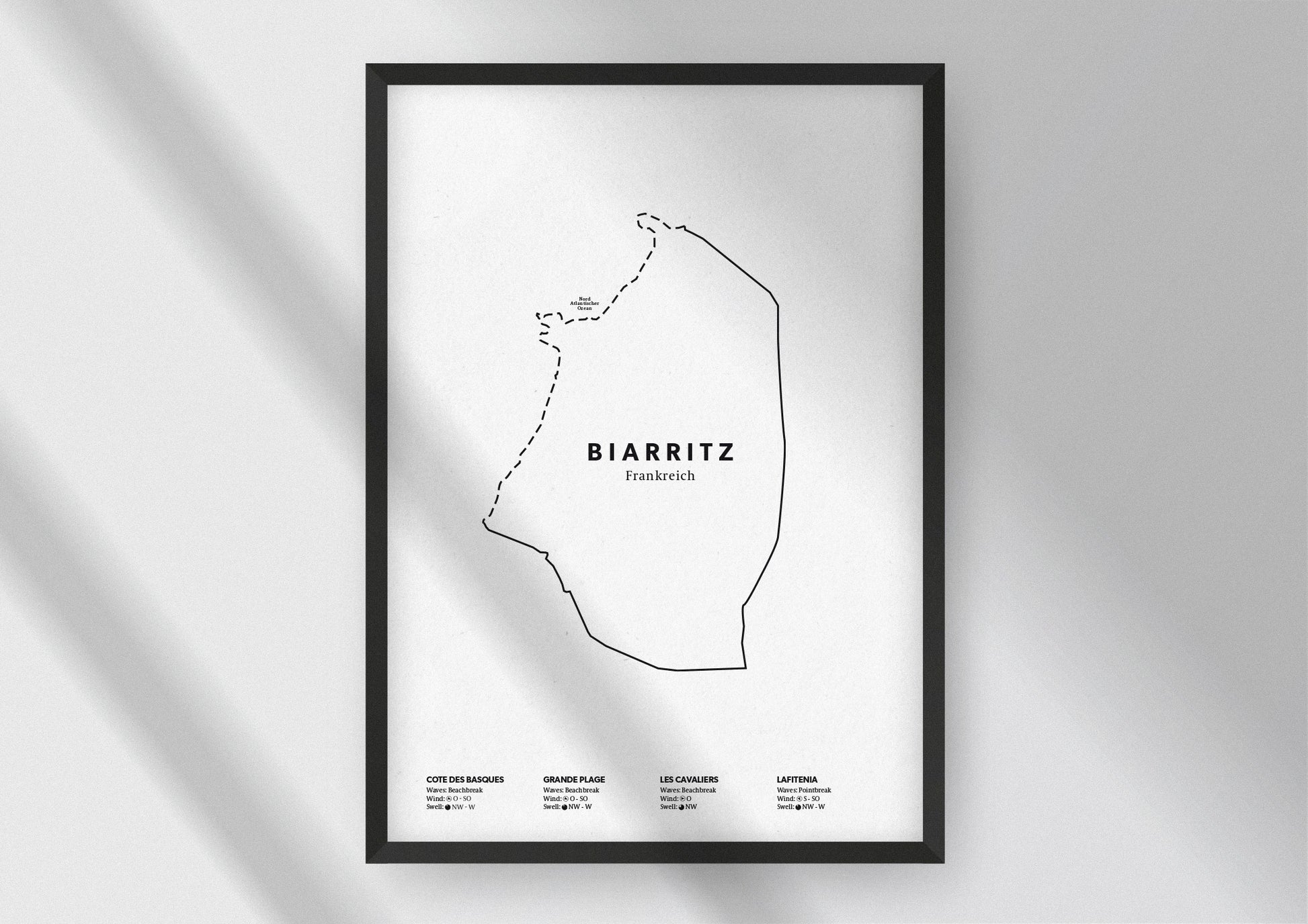 Minimalistische Illustration der Karte von Biarritz, mit Markierung der Küste sowie vier Surfhotspots der Region, als stilvoller Einrichtungsgegenstand für Zuhause.