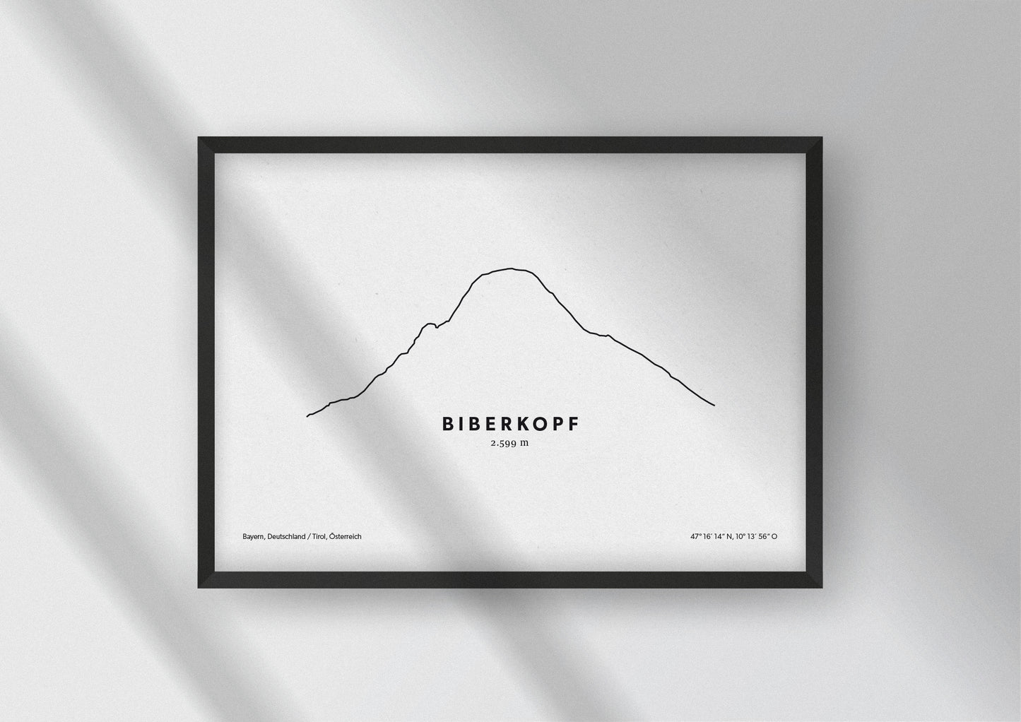 Minimalistische Illustration des Biberkopf in den Allgäuer Alpen auf der Grenze von Bayern und Tirol, als stilvoller Einrichtungsgegenstand für Zuhause.