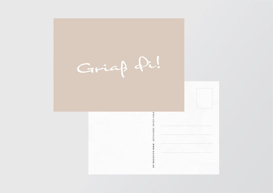 Hochwertig und nachhaltig produzierte Postkarte auf 400 g/m² Kraftpapier, mit dem Zitat "Griaß di". So bleiben Deine Grüße ganz sicher in bleibender Erinnerung. 