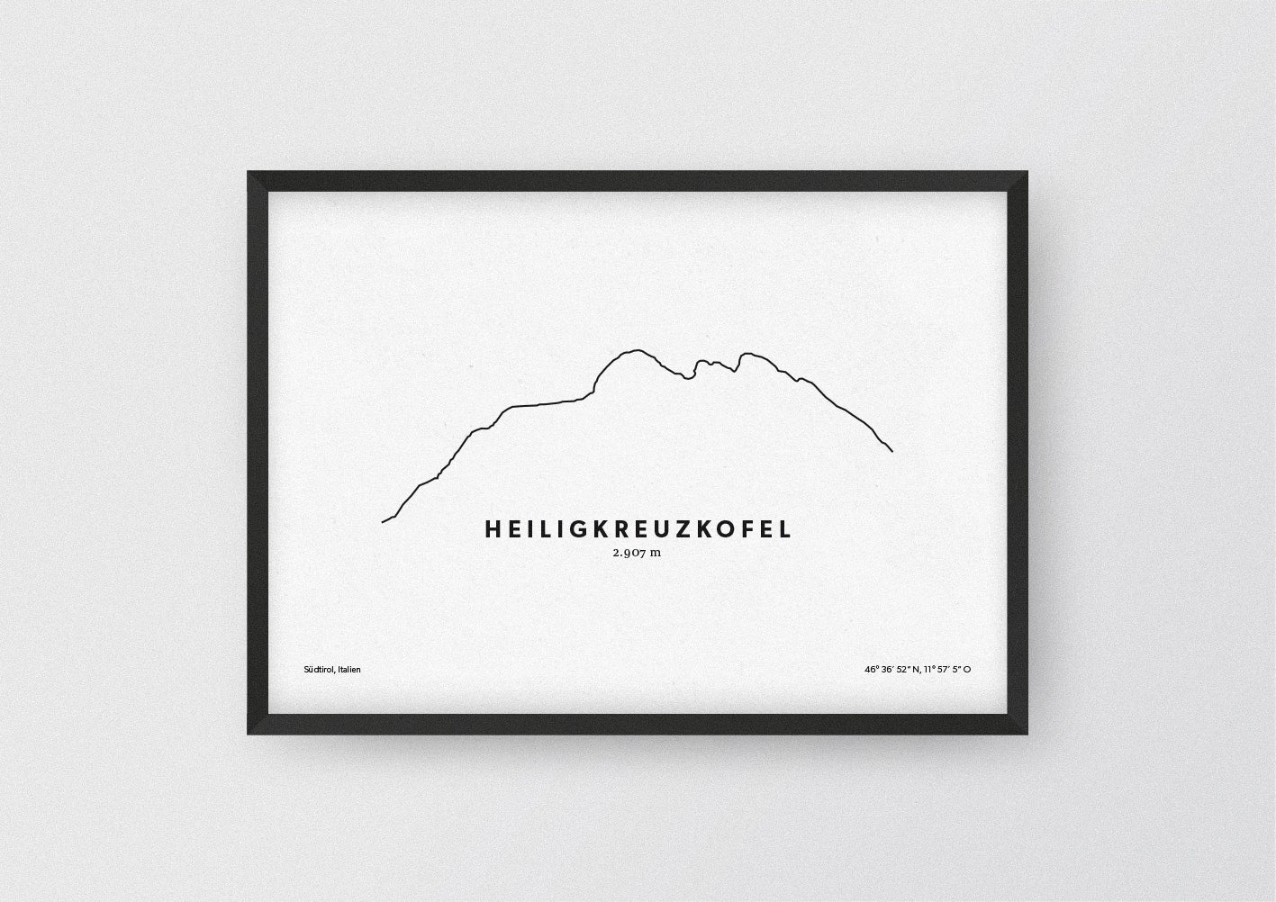 Minimalistische Illustration des Heiligkreuzkofel in der Fanesgruppe in den Dolomiten, als stilvoller Einrichtungsgegenstand für Zuhause.