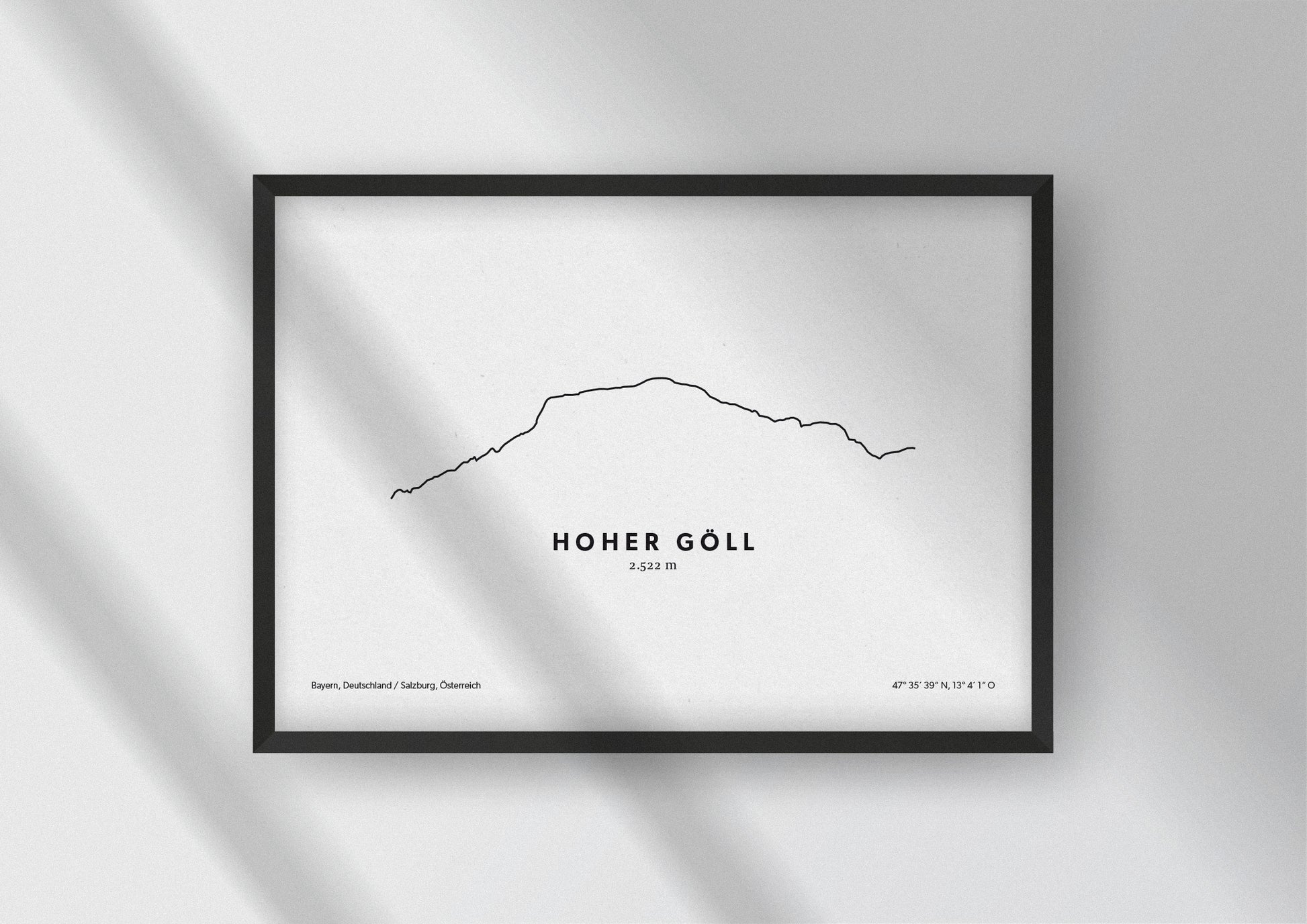 Minimalistische Illustration des Hohen Göll, dem höchsten Gipfel im Göllmassiv am Ostrand der Berchtesgadener Alpen, als stilvoller Einrichtungsgegenstand für Zuhause.