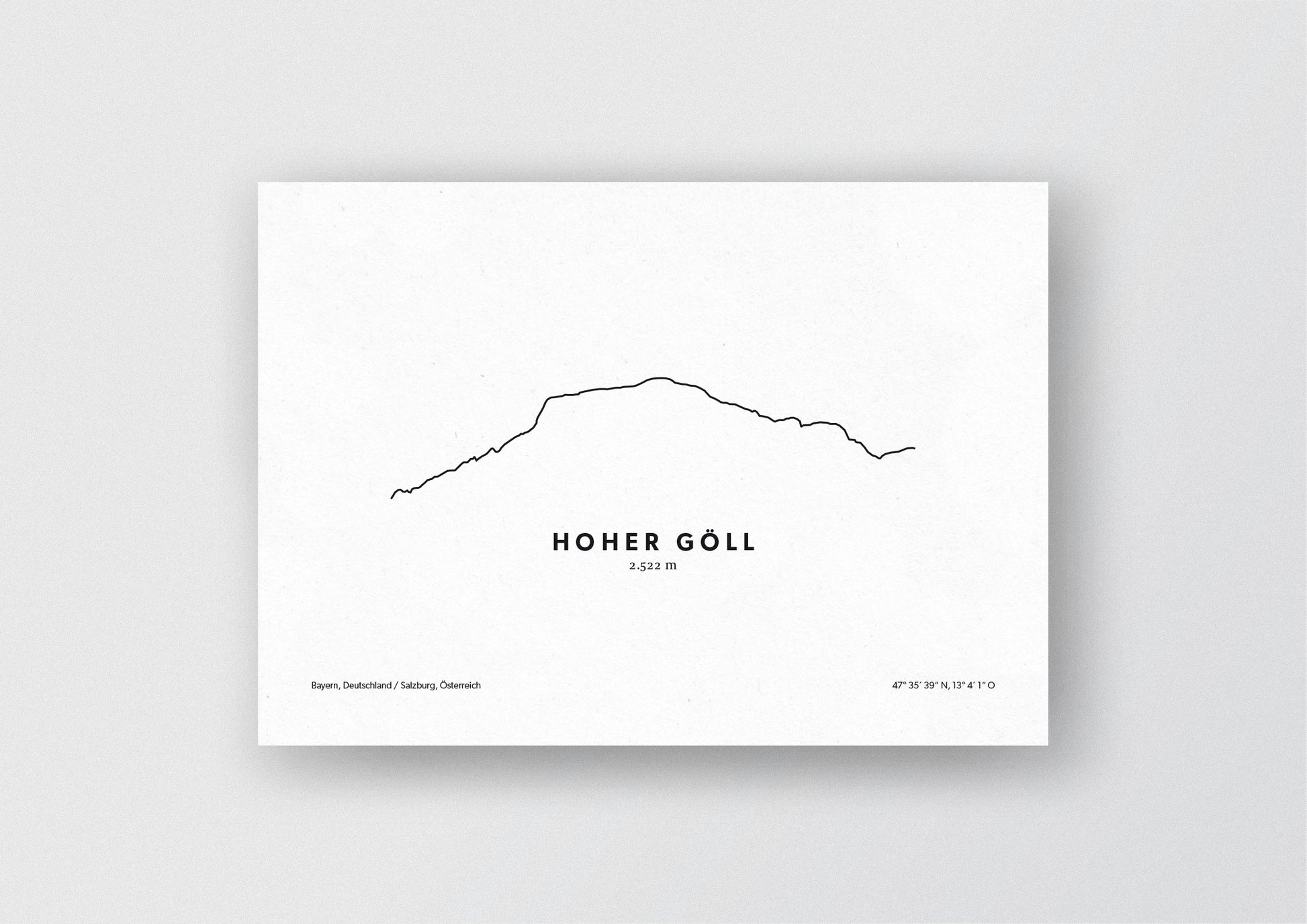 Minimalistische Illustration des Hohen Göll, dem höchsten Gipfel im Göllmassiv am Ostrand der Berchtesgadener Alpen, als stilvoller Einrichtungsgegenstand für Zuhause.