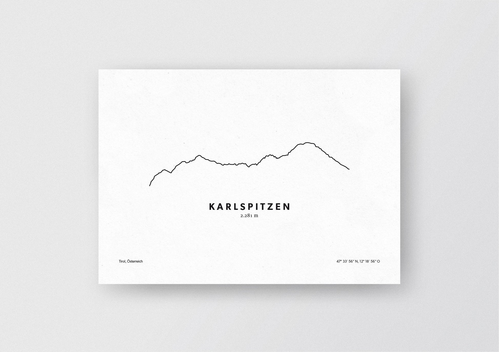 Minimalistische Illustration der Karlspitzen, einem zweigipfligen Berg im Kaisergebirge in Tirol, als stilvoller Einrichtungsgegenstand für Zuhause.