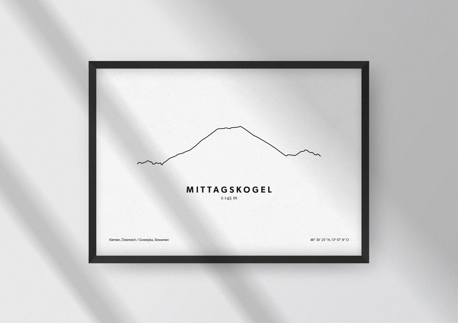 Minimalistische Illustration des Mittagskogel, einem der höchsten Berge der westlichen Karawanken, als stilvoller Einrichtungsgegenstand für Zuhause.