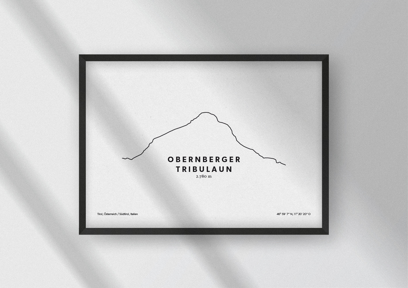 Minimalistische Illustration des Obernberger Tribulaunr, einem Berg in den Stubaier Alpen in Tirol, als stilvoller Einrichtungsgegenstand für Zuhause.