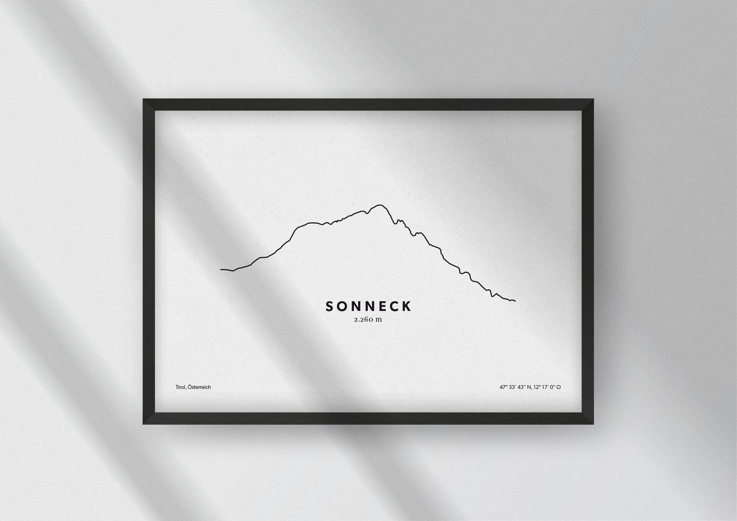 Minimalistische Illustration des Sonneck im Kaisergebirge in Tirol, als stilvoller Einrichtungsgegenstand für Zuhause.