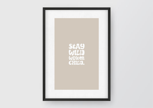 Hochwertiger Kunstdruck von und für Abenteurer mit dem Zitat "Stay wild winter child".